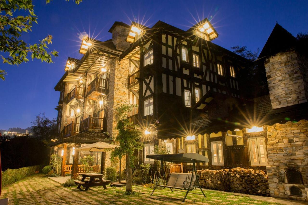 Black Forest Manor Renai Bagian luar foto